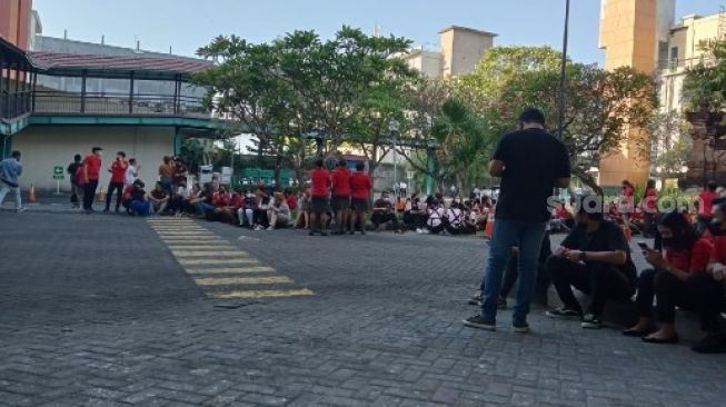 Gempa Bumi guncang Bali dan sekitarnya, karyawan berlarian keluar gedung, Senin 22 Agustus 2022 [SuaraBali.id/Yosef Rian]