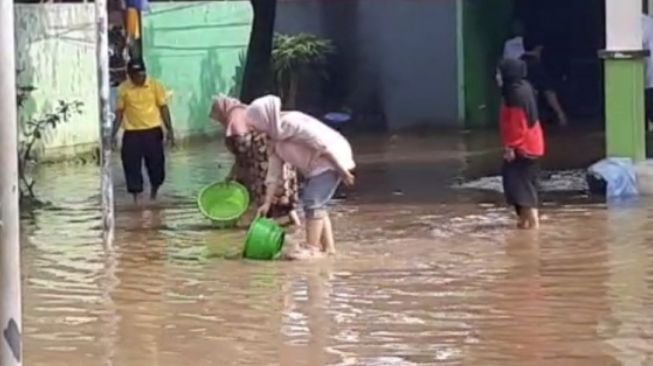 Banjir Rendam Pekarangan, Sekolah di Depok Berubah Jadi Arena Lomba Menangkap Ikan