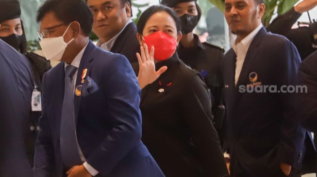 Ketua DPP PDI Perjuangan Puan Maharani (tengah) saat datang di Kantor DPP Nasdem, Gondangdia, Jakarta Pusat, Senin (22/8/2022). [Suara.com/Alfian Winanto]