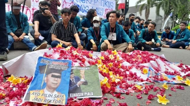 Bentuk Protes, Mahasiswa Unila Taburi Bunga Tujuh Rupa ke Foto Karomani