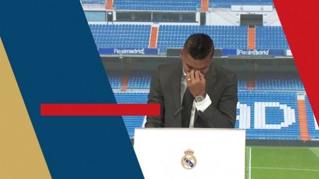 Casemiro berbicara kepada pers di Santiago Bernabeu usai acara perpisahannya dengan Real Madrid, Senin (22/8/2022). [Marca]