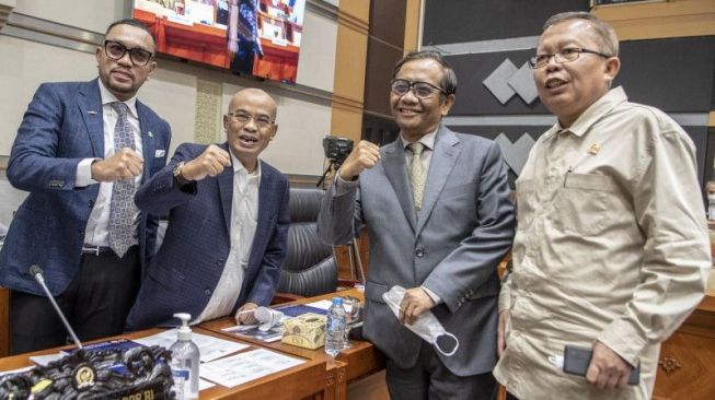 Ketua Komisi Kepolisian Nasional (Kompolnas) Mahfud MD (kedua kanan) berfoto bersama dengan Pimpinan Rapat Dengar Pendapat (RDP) Ahmad Sahroni (kiri), Wakil Ketua Komisi III DPR Desmond Junaidi Mahesa (kedua kiri) dan Anggota Komisi III Arsul Sani (kanan) saat akan mengikuti Rapat Dengar Pendapat (RDP) dengan Komisi III DPR di Kompleks Parlemen, Senayan, Jakarta, Senin (22/8/2022). RDP tersebut akan membahas mengenai kasus penembakan Brigadir J yang melibatkan mantan Kadiv Propam Polri Irjen Ferdy Sambo. [ANTARA FOTO/Muhammad Adimaja/foc]