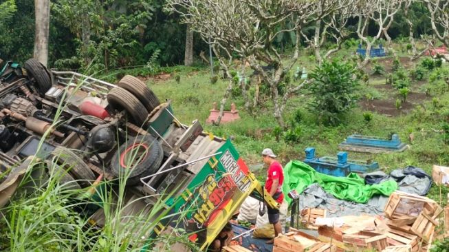 Truk Muatan Cabai Terguling di Area Pemakaman Banyuwangi