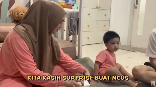 Momen Citra Kirana Beri Hadiah Umrah untuk Babysitter (YouTube/Ciky Citra Rezky)