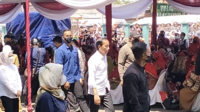 Terharu Dapat Bansos Langsung dari Presiden, Warga di Pasar Larangan Sidoarjo: Merinding Aku