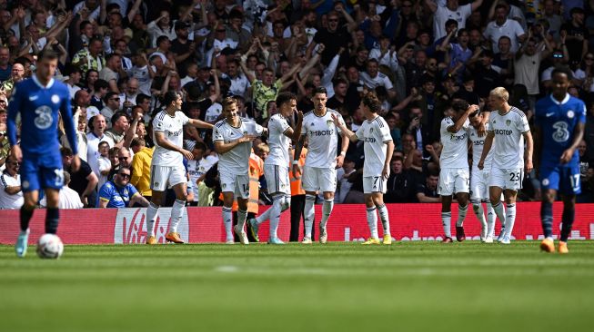 Striker Leeds United Rodrigo (tengah) merayakan golnya setelah mencetak gol kedua timnya selama pertandingan sepak bola Liga Premier Inggris antara Leeds United melawan Chelsea di Elland Road, Leeds, Minggu (21/8/2022) malam WIB.  Paul ELLIS / AFP
