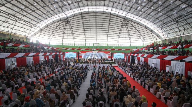 Warga penerima sertipikat tanah mengikuti acara penyerahan sertipikat di Gelora Delta Sidoarjo, Jawa Timur, Senin (22/8/2022). ANTARA FOTO/Umarul Faruq