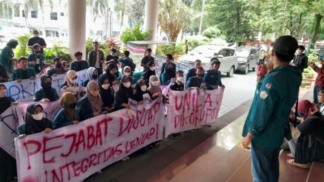 Gelar Unjuk Rasa di Rektorat, Mahasiswa Unila Desak Pecat Rektor Unila cs yang Terlibat Kasus Suap