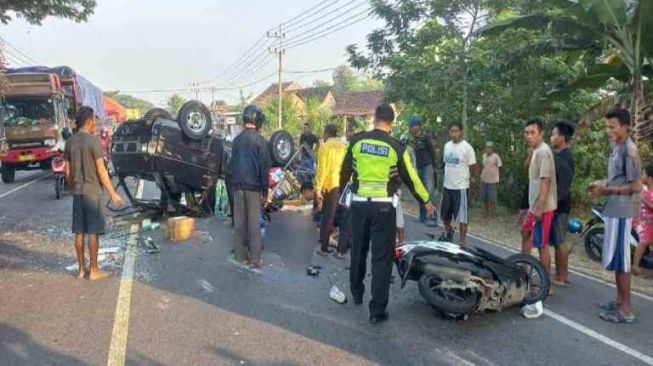 Pikap Tujuan Ponpes Gontor Tabrak Suami-Istri di Jalan Soekarno Ngawi