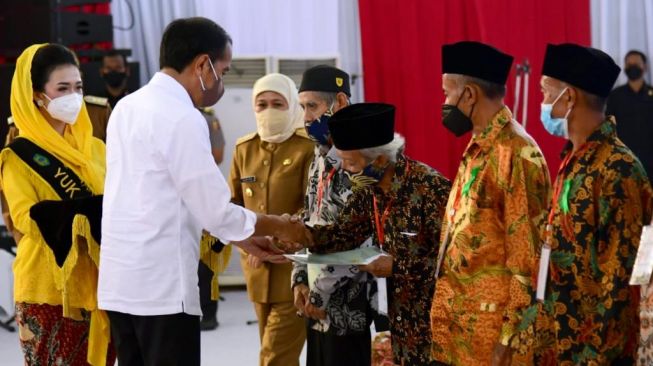 Bagikan Tiga Ribu Sertifikat Tanah di Sidoarjo, Jokowi: Boleh Dibawa ke Bank Asal untuk Modal Usaha