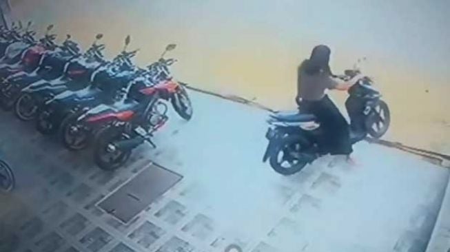 Emak-emak Nekat Curi Motor Langsung ke Dealer Berakhir Nyungsep di Parit