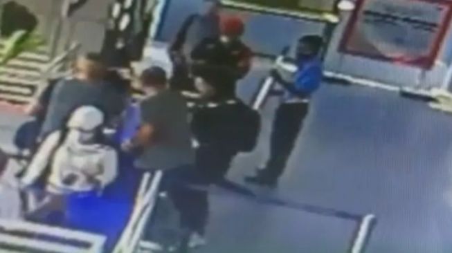 Tangkapan layar rekaman CCTV tindakan Pelecehan kepada petugas di Stasiun Paledang