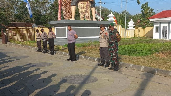 Sejumlah personel dari jajaran Polri dan TNI berjaga di sekitar Taman Budaya Gunungkidul, Senin (22/8/2022). [Kontributor Suarajogj.id/ Julianto]