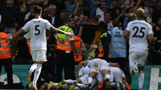 Gelandang Leeds United Brenden Aaronson (belakang C) merayakan golnya setelah mencetak gol pertama timnya selama pertandingan sepak bola Liga Premier Inggris antara Leeds United melawan Chelsea di Elland Road, Leeds, Minggu (21/8/2022) malam WIB. Paul ELLIS / AFP

