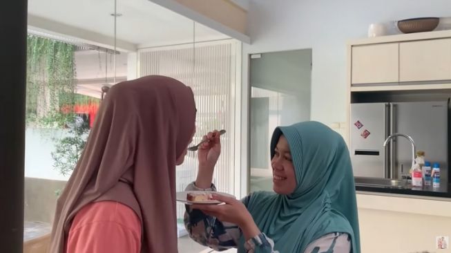 Momen Citra Kirana Beri Hadiah Umrah untuk Babysitter (YouTube/Ciky Citra Rezky)