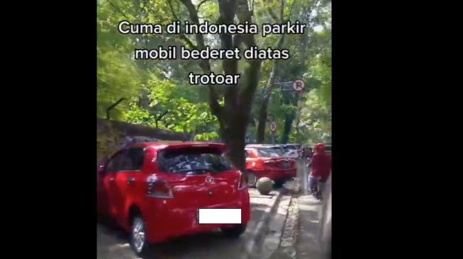 Potret trotoar digunakan untuk parkir mobil mendadak viral di media sosial (Twitter)