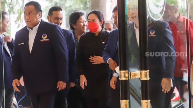 Ketua DPP PDI Perjuangan Puan Maharani (tengah) saat datang di Kantor DPP Nasdem, Gondangdia, Jakarta Pusat, Senin (22/8/2022). [Suara.com/Alfian Winanto]