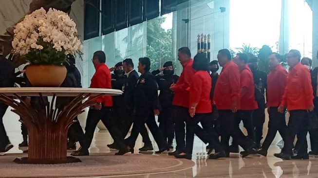 Pakai Busana Serba Hitam, Puan Maharani Tiba di NasDem Tower