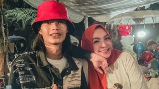 VIDEO Bonge Bingung Disawer Mertua Raffi Ahmad Saat Asyik Joget Viral