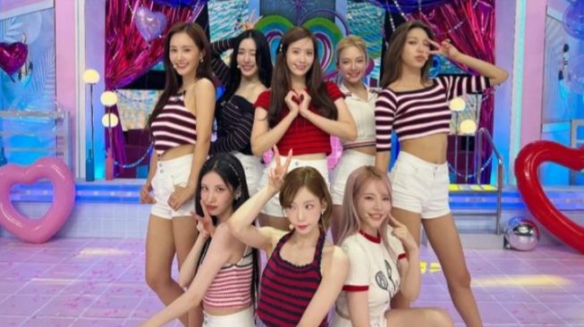 Terharu, Girls' Generation Beri Pelukan pada Lee Soo Man Usai Konser SMTOWN