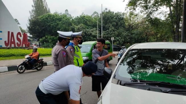 Dishub Kota Tangerang Gembosi Ban Mobil di Jalan Protokol 