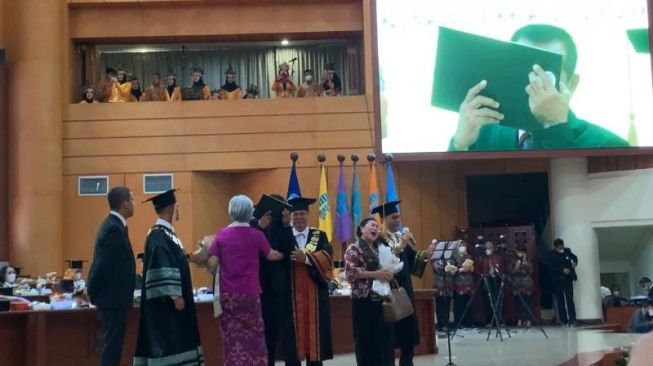 Tangis Ayah Brigadir Nopryansah Yosua Hutabarat alias Brigadir J, Samuel Hutabarat pecah saat menerima ijazah anaknya yang mendapat gelar sarjana di Universitas Terbuka (UT) Pamulang pada Selasa (23/8/2022). [Suara.com/Rakha Arlyanto]