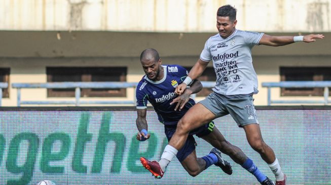 Pesepak bola Persib Bandung David Da Silva (kiri) berebut bola dengan pesepak bola Bali United Jajang Mulyana (kanan) pada pertandingan BRI Liga 1 di Stadion Gelora Bandung Lautan Api, Bandung, Jawa Barat, Selasa (23/8/2022). ANTARA FOTO/Raisan Al Farisi