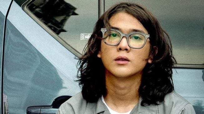 Tampil Jadul di Klip Baru, Penampilan Iqbaal Ramadhan saat Naik Kuda ...