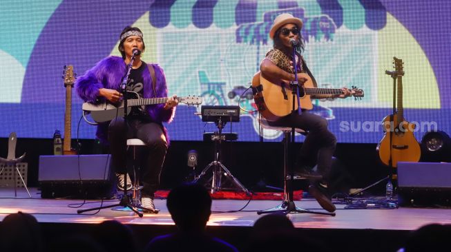 Personil grup band Slank Bimbim (kiri) dan Kaka (kanan) tampil saat acara 'Asik Top Up Ovo di Mana Saja' di M Bloc Space, Jakarta Selatan, Selasa (23/8/2022). [Suara.com/Alfian Winanto]