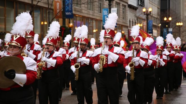 Super Kompak! Emak-emak Gelar Marching Band Keliling Desa, Gunakan Alat Rumah Tangga