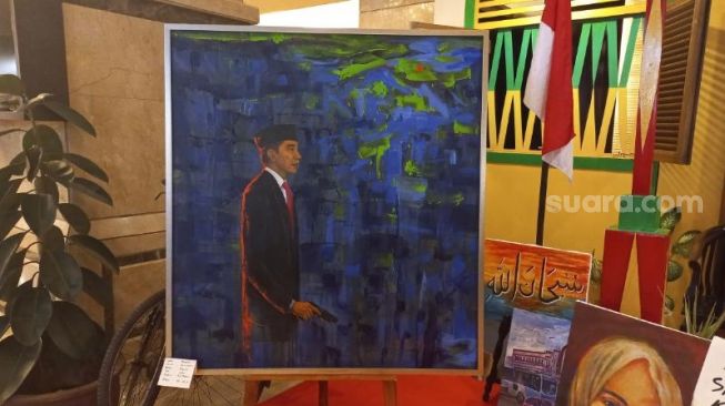 Hadiri Pameran Lukisan Jokowi Bawa Pistol, Sekjen PDIP: Artinya Tegas Bukan Otoriter