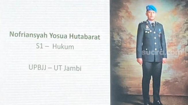 Almarhum Brigadir J atau Nofriansyah Yosua Hutabarat dalam proses wisuda di Universitas Terbuka, Tangsel, Selasa (23/8/2022). [SuaraJakarta.id/Wivy Hikmatullah]