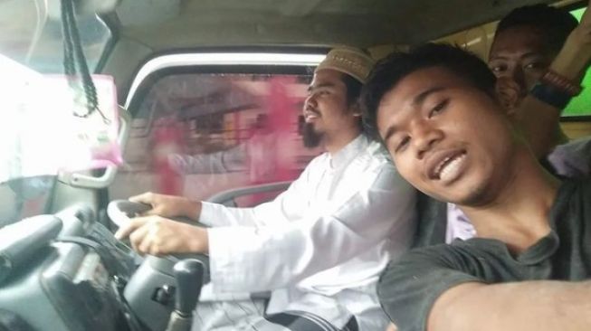 Pria mirip dengan Gus Samsudin tengah menjadi sopir truk (Instagram)