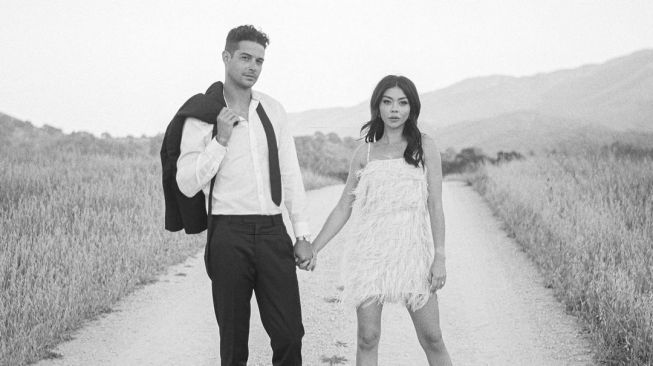 Sarah Hyland dan Wells Adams Resmi Menikah