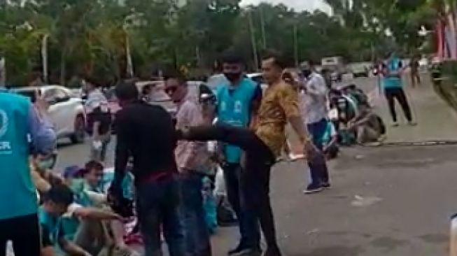 Oknum Tendang Pengungsi Afghanistan Saat Demo Di Depan Kantor Wali Kota Batam Satu Orang Terluka