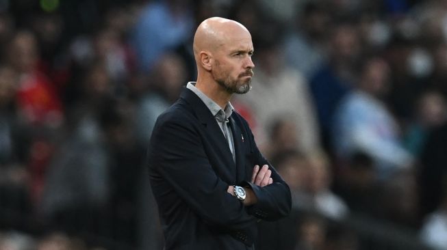 Manajer Manchester United, Erik ten Hag mengamati permainan timnya di laga Liga Inggris kontra Liverpool di Old Trafford, Selasa (23/8/2022) WIB. [Paul ELLIS / AFP]