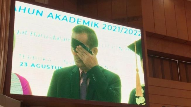 Tangis Ayah Brigadir Nopryansah Yosua Hutabarat alias Brigadir J, Samuel Hutabarat pecah saat menerima ijazah anaknya yang mendapat gelar sarjana di Universitas Terbuka (UT) Pamulang pada Selasa (23/8/2022). [Suara.com/Rakha Arlyanto]