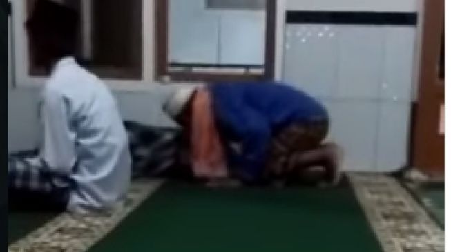 Pemuda Tidur di Masjid Tercium Bapak-bapak saat Salat, Netizen Ngakak: Berasa Cium Mayit