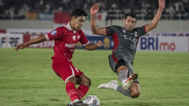 Pesepakbola Persis Solo Althaf Indie Alrizky (kiri) berebut bola dengan pesepakbola Madura United Esteban Vizcarra (kanan) pada pertandingan BRI Liga I di Stadion Manahan, Solo, Jawa Tengah, Selasa (23/8/2022). ANTARA FOTO/Mohammad Ayudha/hp