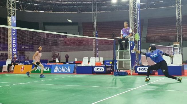 Qonitah Ikhtiar Syakuroh (baju biru) berlaga di FOX’S Indonesia Para Badminton International 2022 di GOR Amongrogo, Yogyakarta, Selasa (23/8/2022) - (SuaraJogja.id/Hiskia Andika)