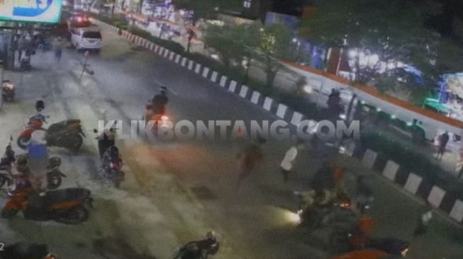 Tabrakan Terekam CCTV di Depan Apotek Kurnia Bontang, Sopir Dalam Pengejaran Polantas