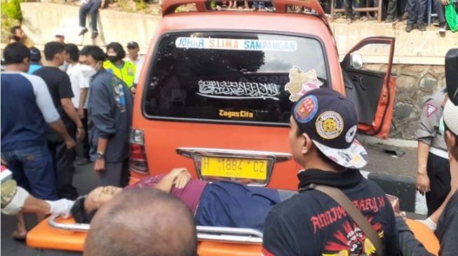 Kecelakan Angkutan Umum di Semarang Akibatkan Satu Penumpang Tewas, Polisi Masih Selidiki Penyebabnya