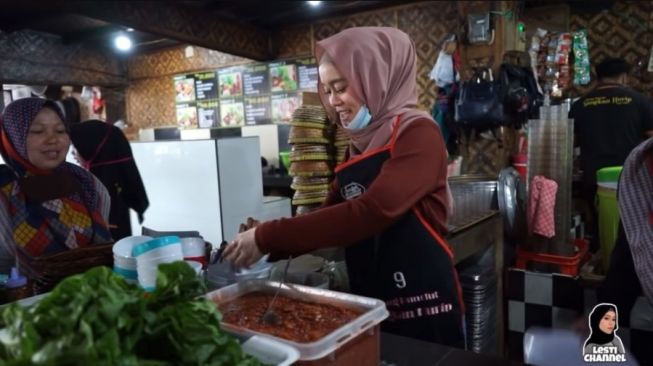 Berkonsep Saung Lesehan, 5 Potret Restoran Rizky Billar dan Lesti Kejora