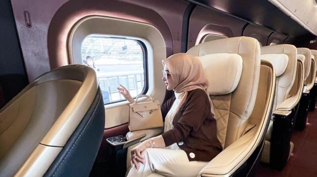 Potret Syahrini dan Suami Sewa Gerbong Kereta di Jepang (instagram/@princessyahrini)