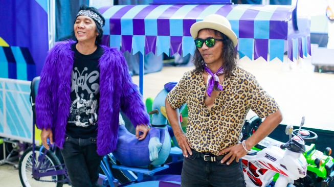 Personil grup band Slank Bimbim (kiri) dan Kaka (kanan) saat acara 'Asik Top Up Ovo di Mana Saja' di M Bloc Space, Jakarta Selatan, Selasa (23/8/2022). [Suara.com/Alfian Winanto]