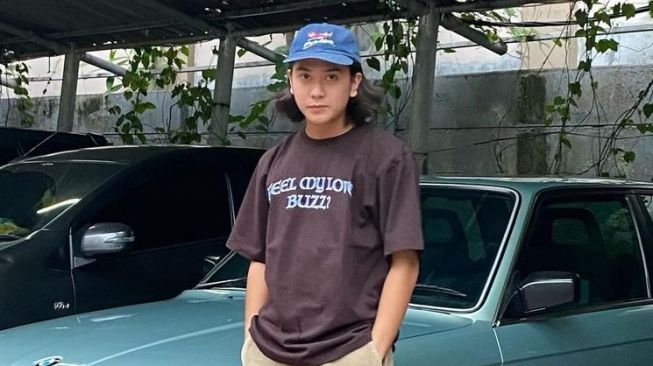 Biasa Dipakai Wanita, Begini OOTD Iqbaal Ramadhan Saat Kenakan Tote Bag Goyard Puluhan Juta