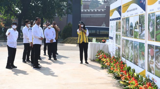 Presiden Joko Widodo (keempat kiri) didampingi Mensesneg Pratikno (kiri) mendengarkan penjelasan dari Dirjen Cipta Karya Kementerian PUPR Diana Kusumastuti (kanan) di area panggung budaya saat meninjau revitalisasi Taman Mini Indonesia Indah (TMII) di Jakara, Selasa (23/8/2022). ANTARA FOTO/Hafidz Mubarak