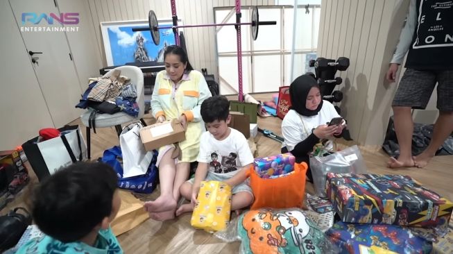 Momen Rafathar Buka Kado Ulang Tahun (YouTube Rans Entertainment)