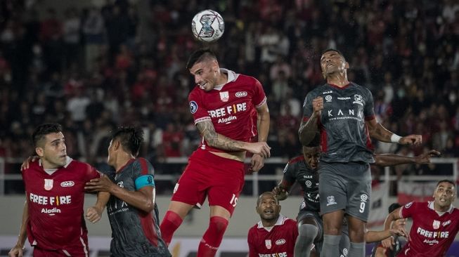 Pesepakbola Persis Solo Fernando Rodrigues Ortega (ketiga kiri) berebut bola dengan pesepakbola Madura United Alberto Goncalves Da Costa (kanan) pada pertandingan BRI Liga I di Stadion Manahan, Solo, Jawa Tengah, Selasa (23/8/2022). ANTARA FOTO/Mohammad Ayudha/hp