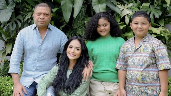 Raul Lemos dan Krisdayanti bersama dua anaknya, Amore Lemos, dan Kellen Lemos. [Instagram]